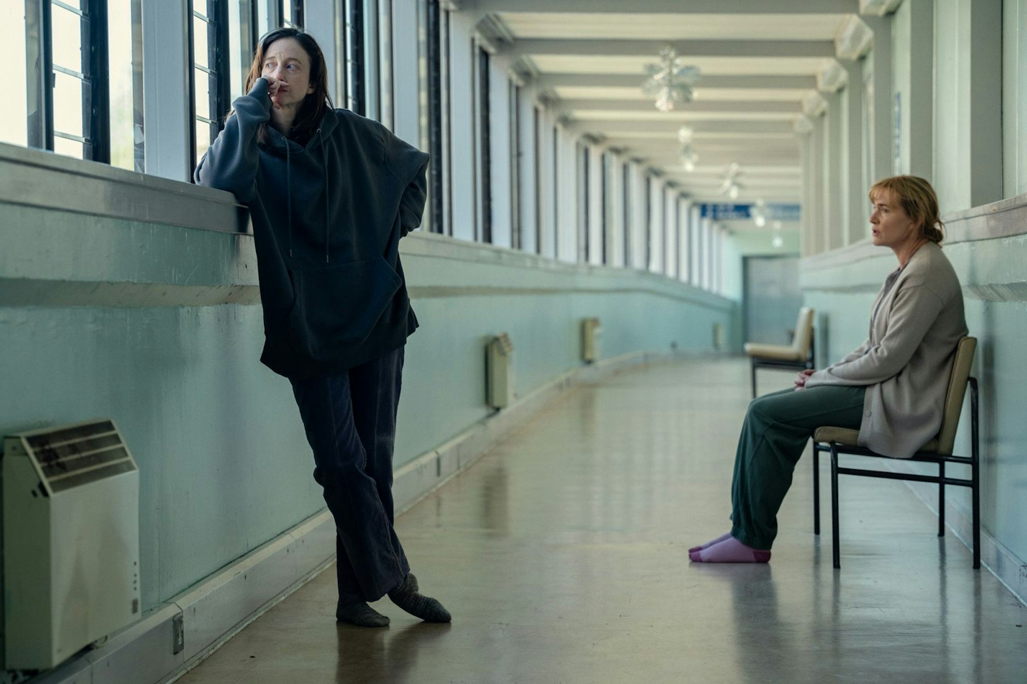 Bei den Besuchen bei ihrer sterbenden Mutter June im Krankenhaus kommt es zwischen den Schwestern Molly (Andrea Riseborough, links) und Julia (Kate Winslet) immer wieder zu ernsten, konfliktbeladenen Situationen. (Bild: Kimberley French/Netflix)