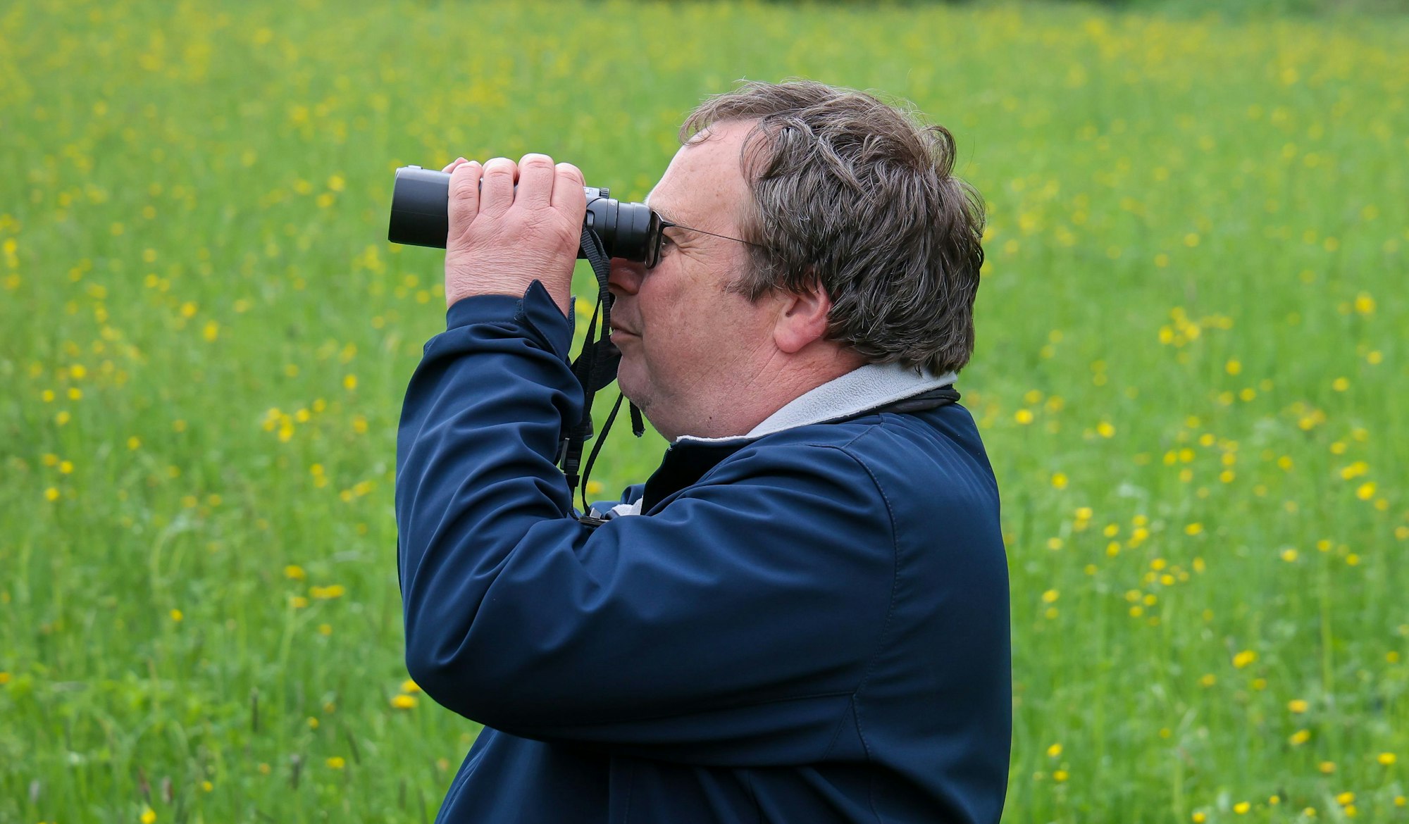 NRW-Umweltminister Oliver Krischer (Grüne) beobachtet Vögel.