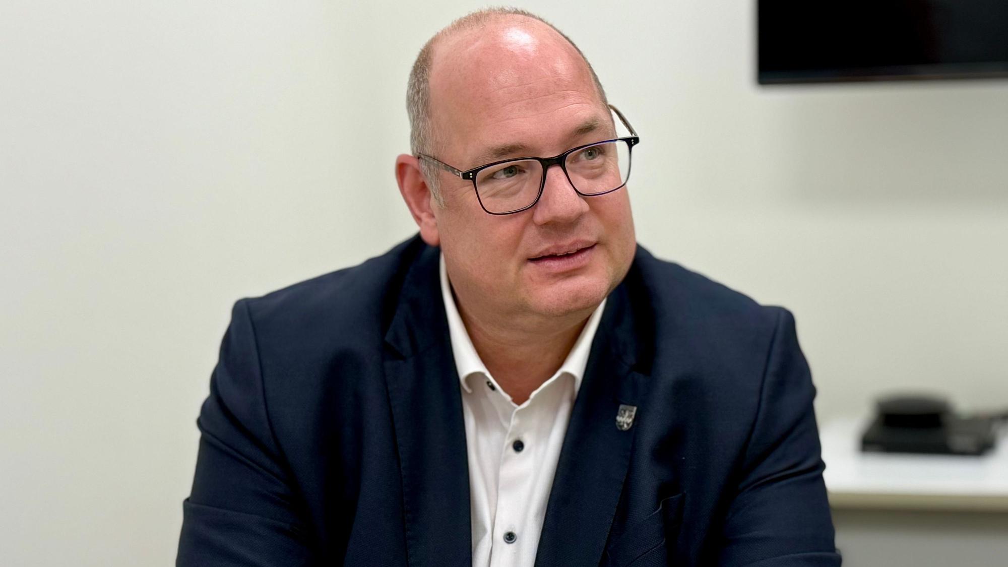 Leverkusen neuer Oberbürgermeister zog im Interview eine erste Bilanz.
