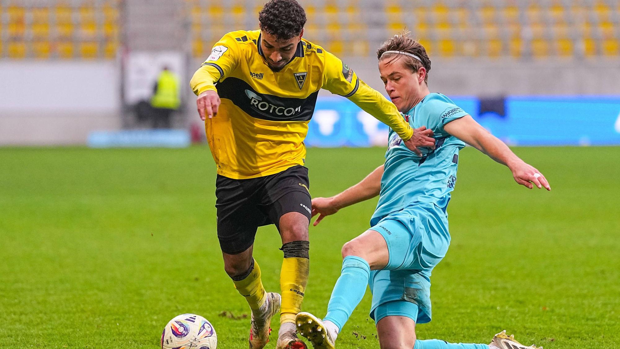 13.12.2025, xydrx, Fußball, 3.Liga, TSV Alemannia Aachen - FC Viktoria Köln, Saison 2025 2026, Tivoli: Mehdi Loune TSV Alemannia Aachen 11 im Zweikampf gegen Tim Kloss FC Viktoria Köln 18 DFB regulations prohibit any use of photographs as image sequences and or quasi-video. Photo: xYannisxDreimannxPressefotoKochx Nordrhein-Westfahlen Deutschland *** 13 12 2025, xydrx, Football, 3 Liga, TSV Alemannia Aachen FC Viktoria Köln, Saison 2025 2026, Tivoli Mehdi Loune TSV Alemannia Aachen 11 in duel against Tim Kloss FC Viktoria Köln 18 DFB regulations prohibit any use of photographs as image sequences and or quasi video Photo xYannisxDreimannxPressefotoKochx Nordrhein Westfahlen Germany