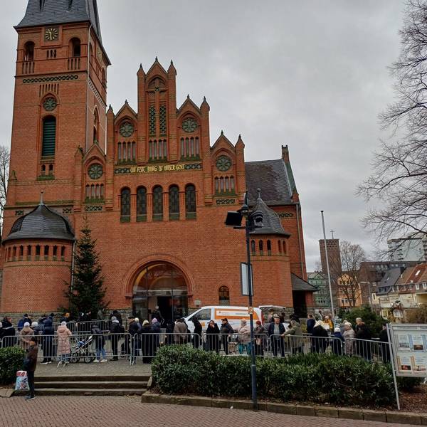 Gegen 9 Uhr zieht sich eine Schlange von der Kirche aus durch die Fußgängerzone.