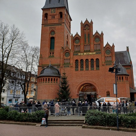 Gegen 9 Uhr zieht sich eine Schlange von der Kirche aus durch die Fußgängerzone.