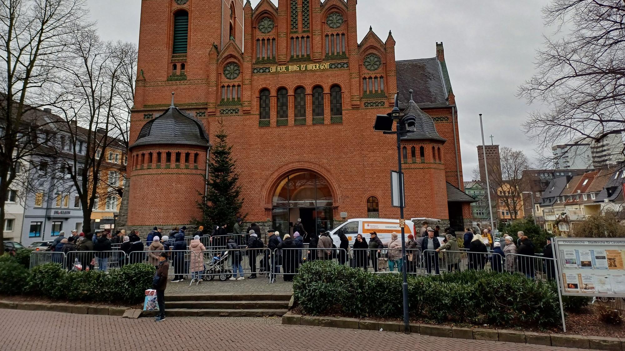 Gegen 9 Uhr zieht sich eine Schlange von der Kirche aus durch die Fußgängerzone.