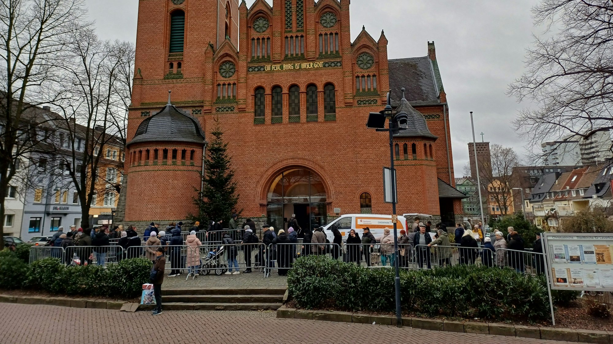 Gegen 9 Uhr zieht sich eine Schlange von der Kirche aus durch die Fußgängerzone.