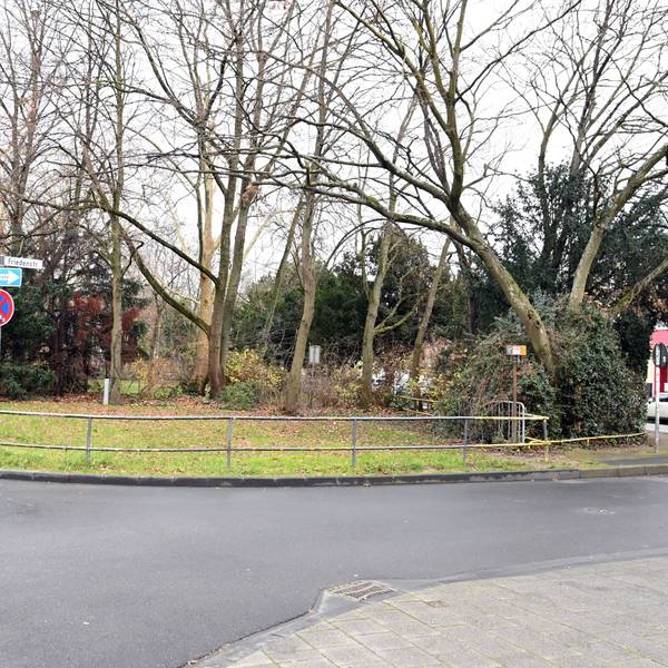Das erste Kölner Suchthilfezentrum soll auf einer Fläche am Perlengraben/Wilhelm-Hoßdorf-Straße entstehen. Dort befindet sich eine kleine Wiese zwischen den beiden Straßen.