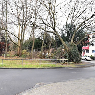 Das erste Kölner Suchthilfezentrum soll auf einer Fläche am Perlengraben/Wilhelm-Hoßdorf-Straße entstehen. Dort befindet sich eine kleine Wiese zwischen den beiden Straßen.