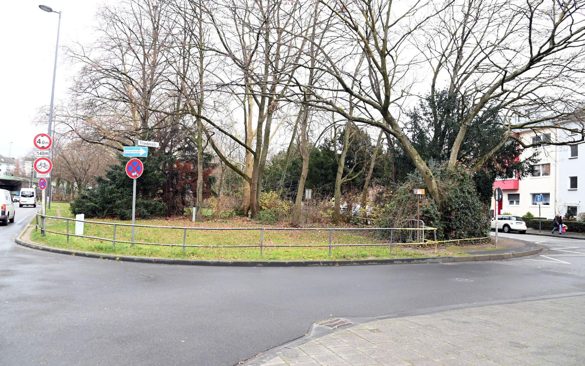 Das erste Kölner Suchthilfezentrum soll auf einer Fläche am Perlengraben/Wilhelm-Hoßdorf-Straße entstehen. Dort befindet sich eine kleine Wiese zwischen den beiden Straßen.