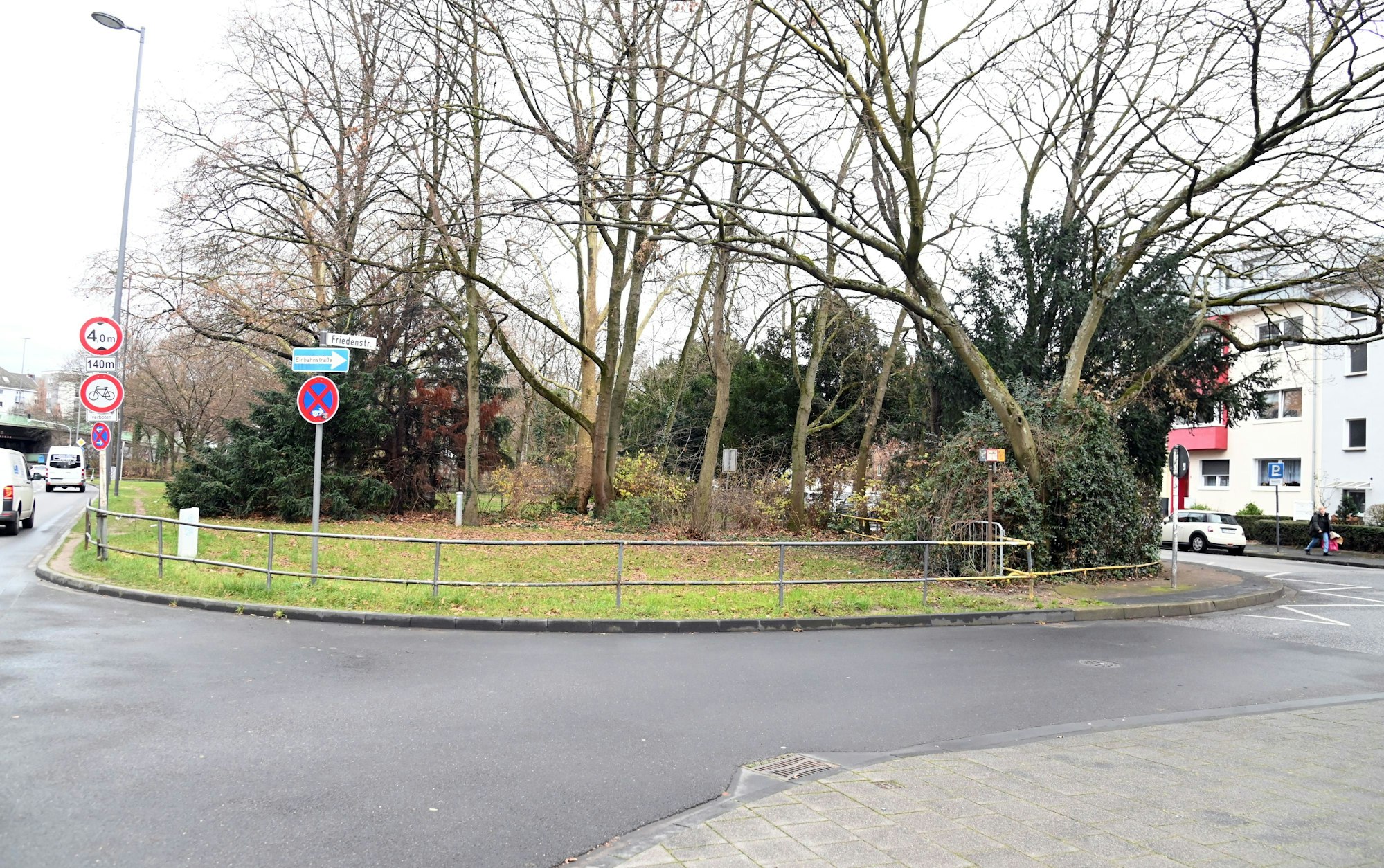 Das erste Kölner Suchthilfezentrum soll auf einer Fläche am Perlengraben/Wilhelm-Hoßdorf-Straße entstehen. Dort befindet sich eine kleine Wiese zwischen den beiden Straßen.