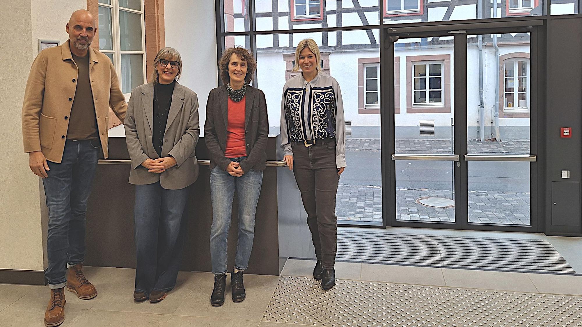Der Mann und die drei Frauen stehen im Eingangsbereich des Rathauses an der Ahrstraße in Bankenheim.