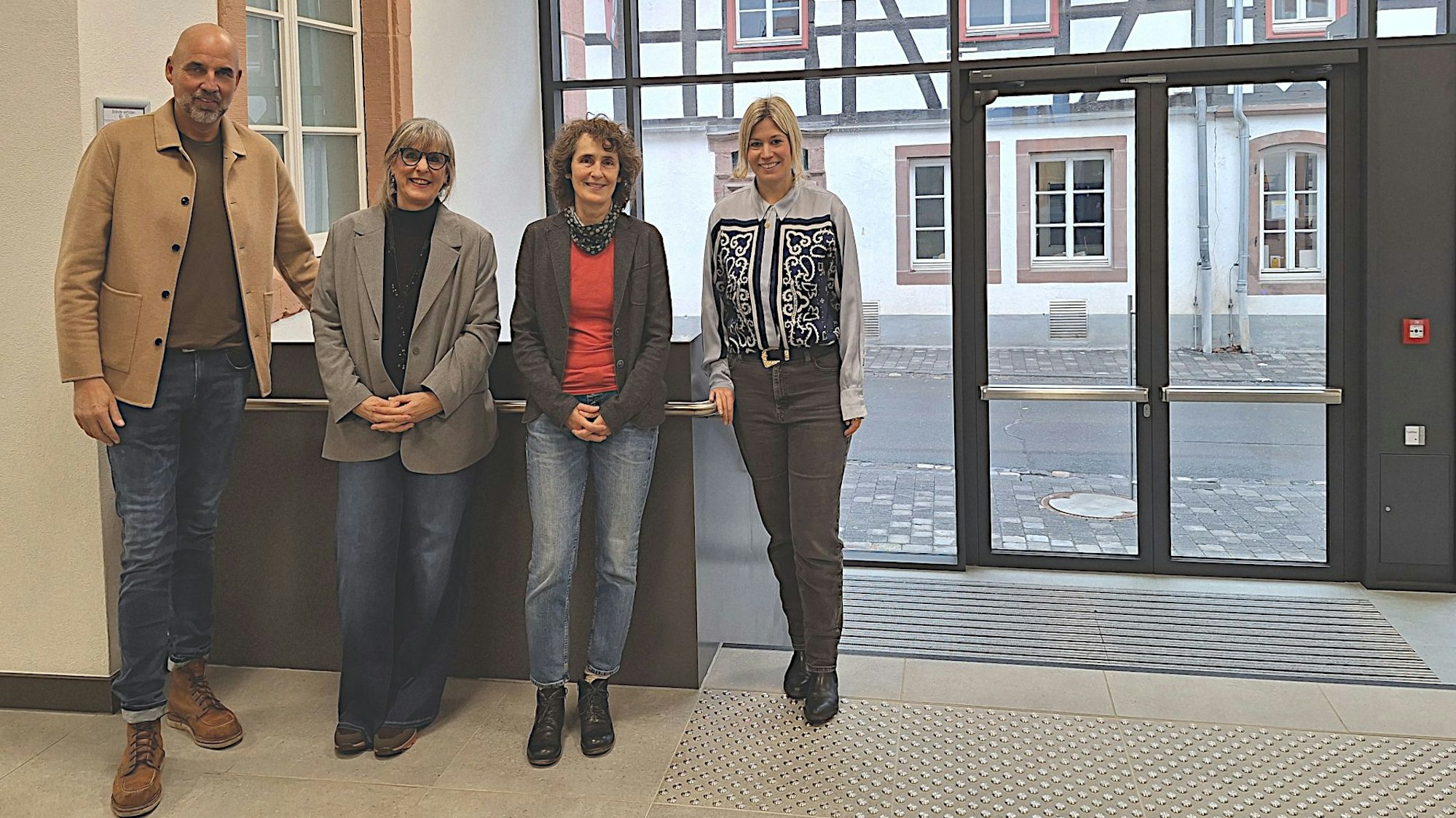 Der Mann und die drei Frauen stehen im Eingangsbereich des Rathauses an der Ahrstraße in Bankenheim.