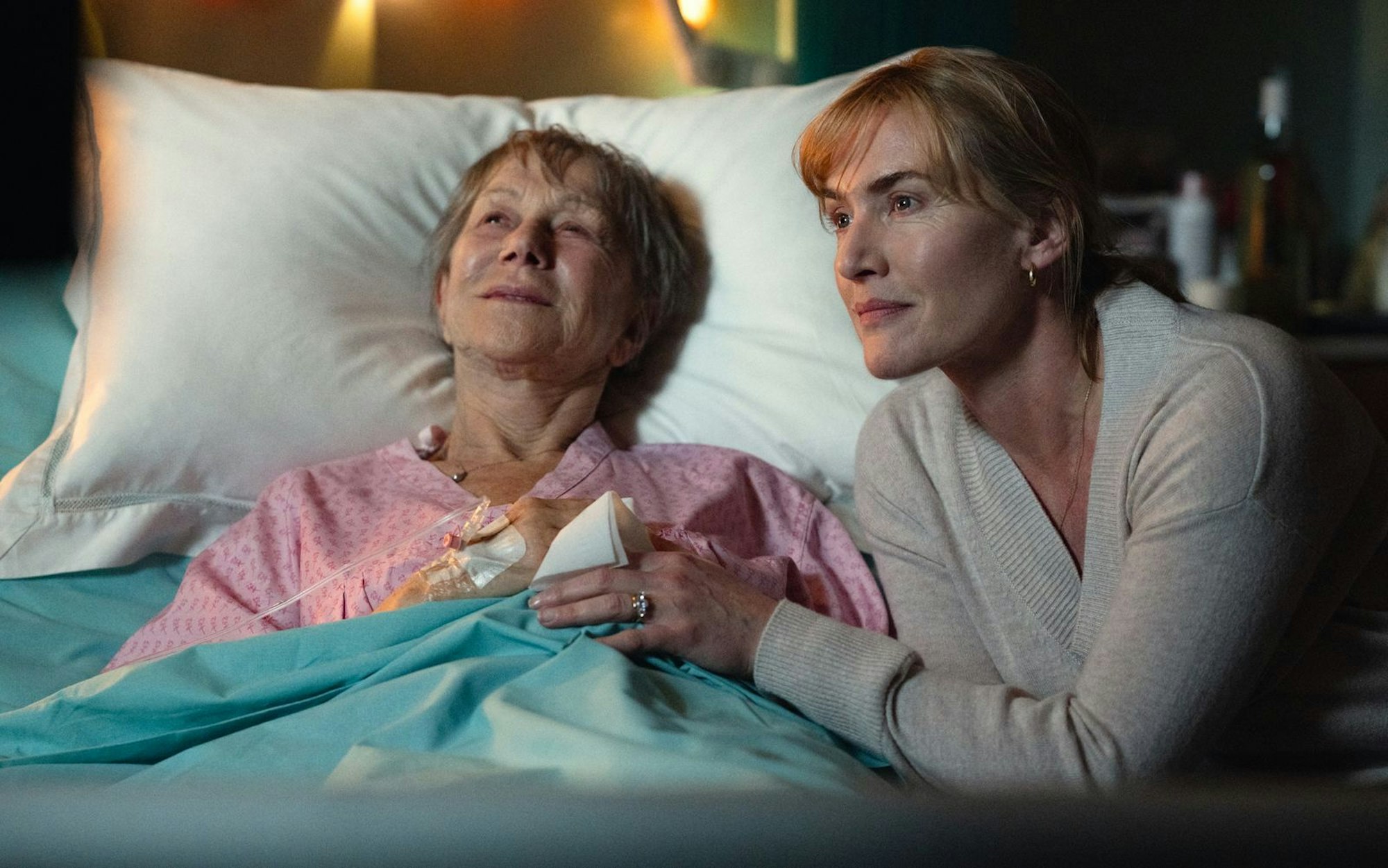 June (Helen Mirren, links) hat nicht mehr lange zu leben und versammelt ihre Familie um sich. Kate Winslet spielt Tochter Julia, produzierte den Film und führte auch erstmals Regie. (Bild: Kimberley French/Netflix)