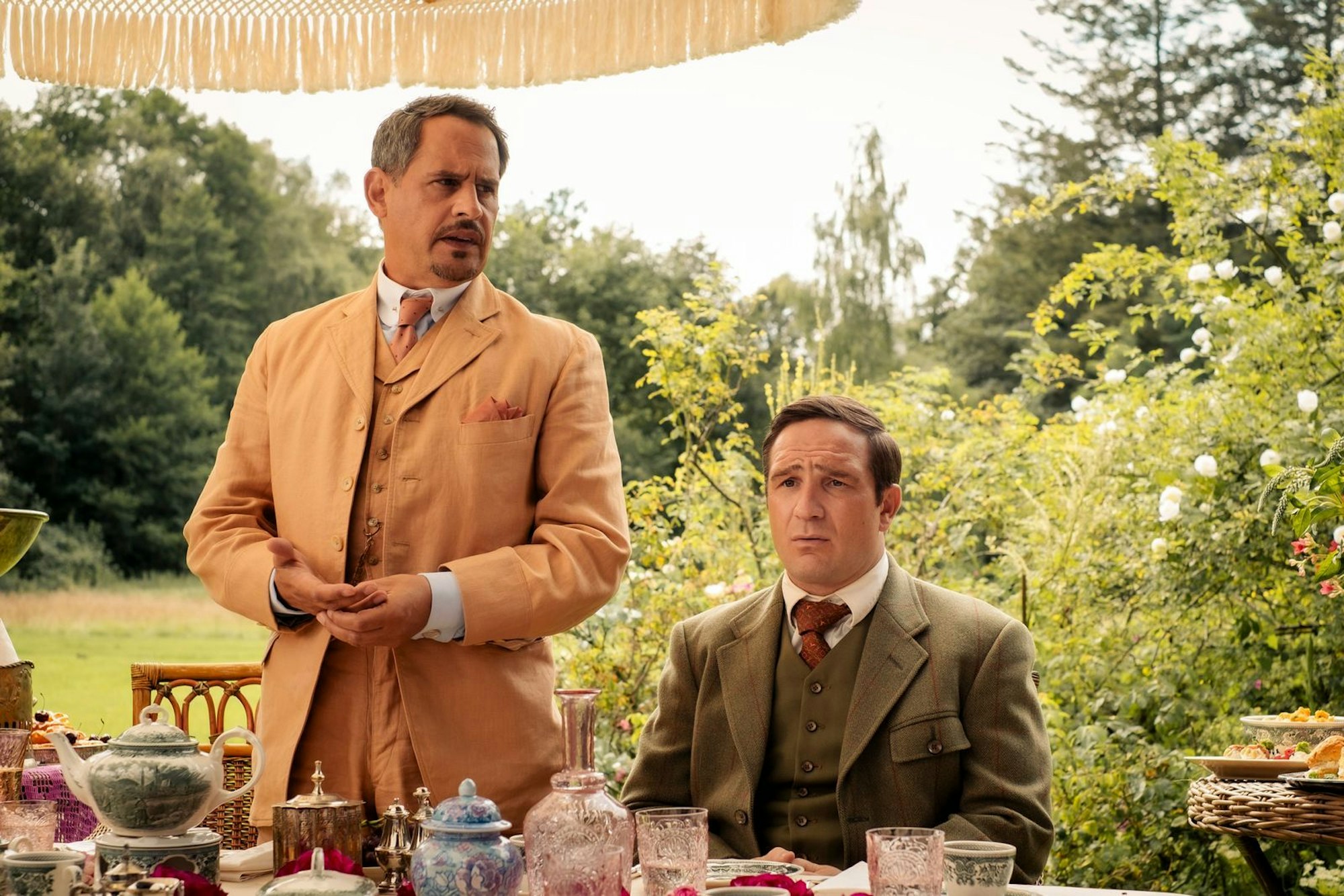 Der charmante Franzose Mr. Pommeroy (Moritz Bleibtreu) und der zurückhaltende Mr. Winterbottom (Frederick Lau) wollen das Herz der jungen Miss Sophie erobern. (Bild: Gordon Muehle)