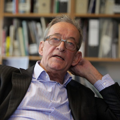 Kasper König lehnt sich entspannt zurück, während er spricht.