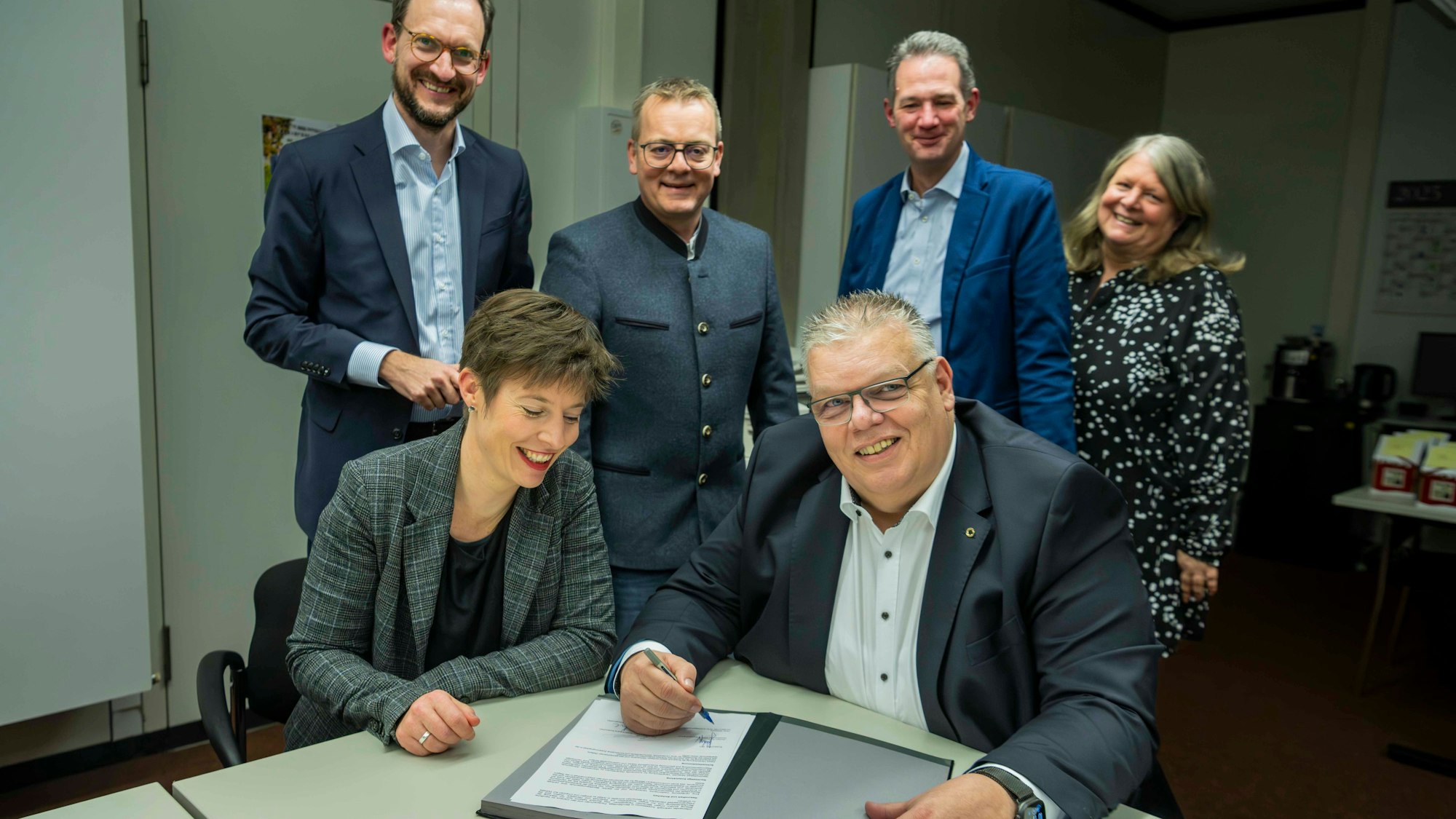 Das Bild zeigt die Vertreter von SPD und CDU bei der Unterschrift der Koalitionsvereinbarung.