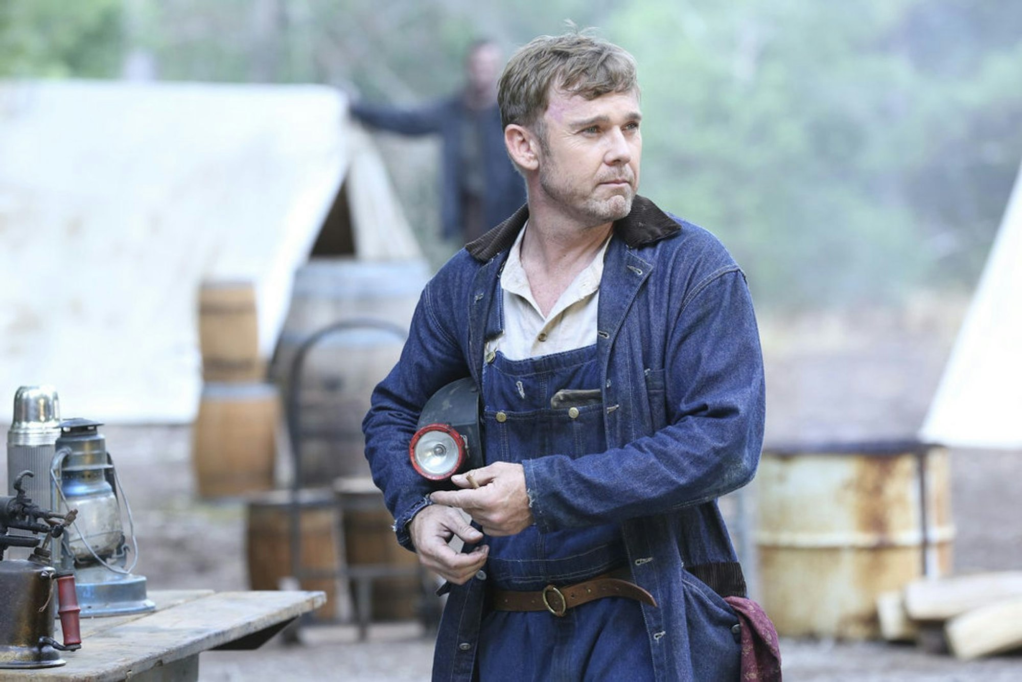 Seine bislang letzte Rolle: Im Dolly-Parton-Biopic „Coat Of Many Colors“ spielte Ricky Schroder den Vater der Country-Ikone. (Bild: Quantrell Colbert/NBC)