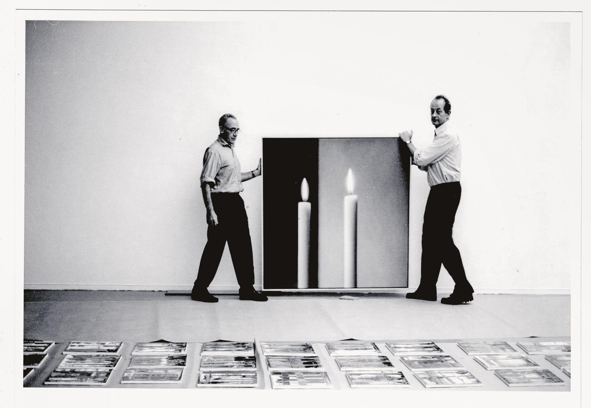 Kasper König (rechts) hängt mit Gerhard Richter Bilder auf