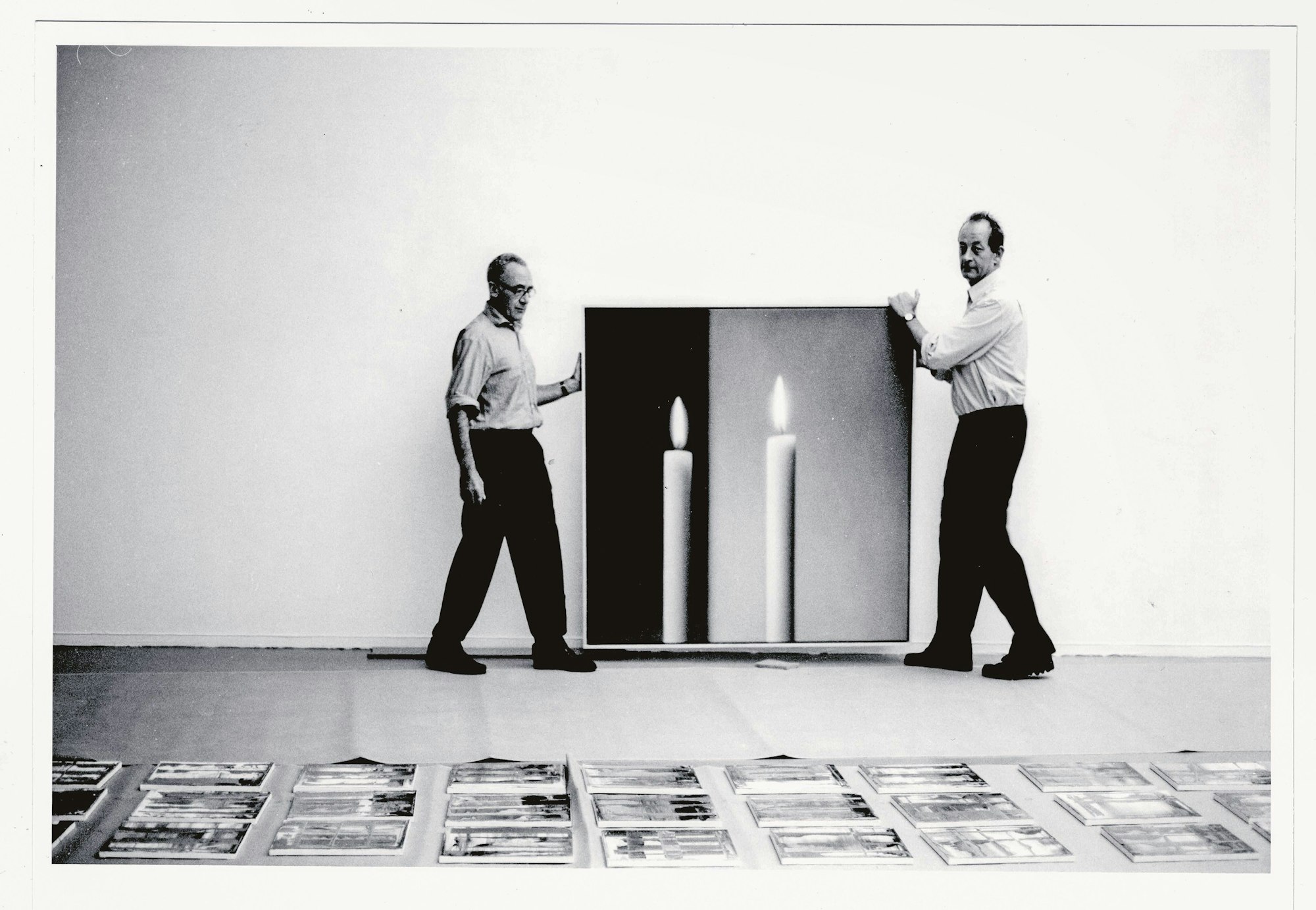 Kasper König (rechts) hängt mit Gerhard Richter Bilder auf