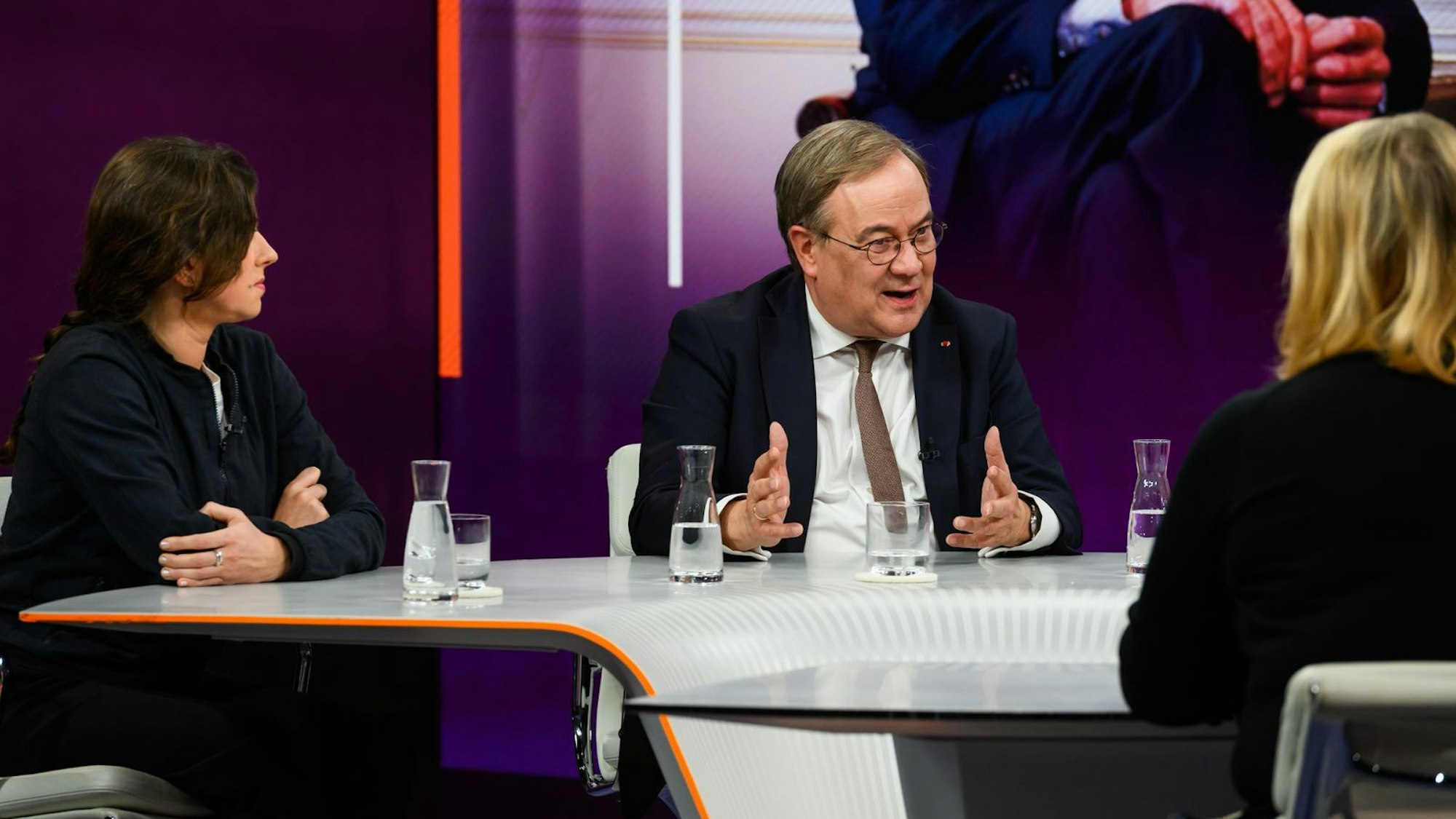 „Wenn wir heute Nacht sagen: Die Ukraine ist für die nächsten zwei Jahre finanziert, wird das am Ende Putin beeindrucken“, prophezeite Laschet. (Bild: ZDF/Jule Roehr )