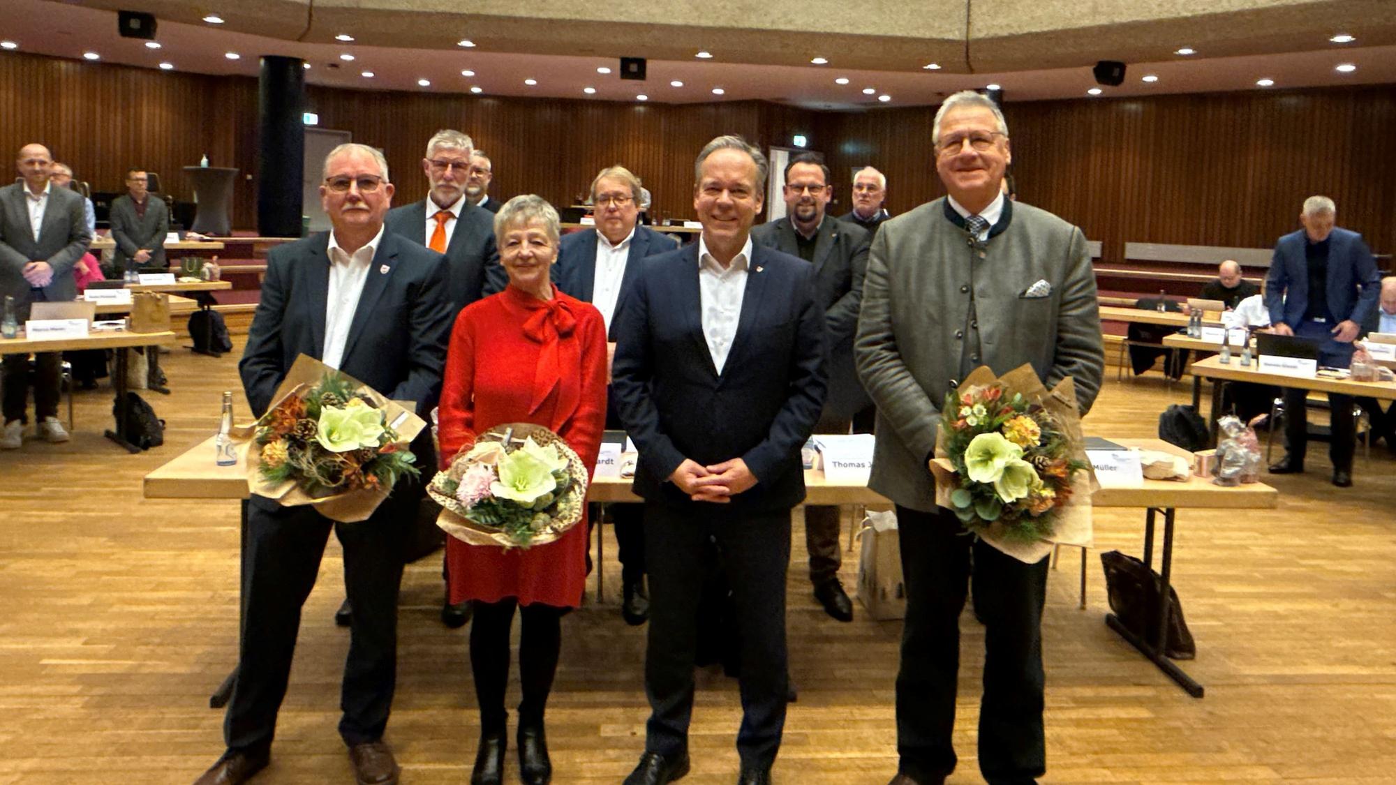 Ein Gruppenfoto von Landrat und seinen Stellvertretern bei der Kreistagssitzung.