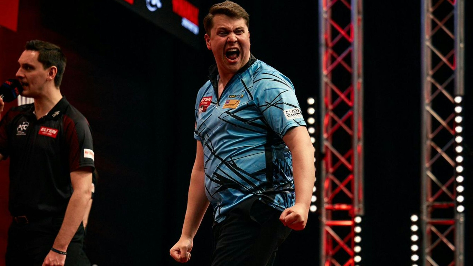 PDC-Star Paul Krohne auf einer Bühne.