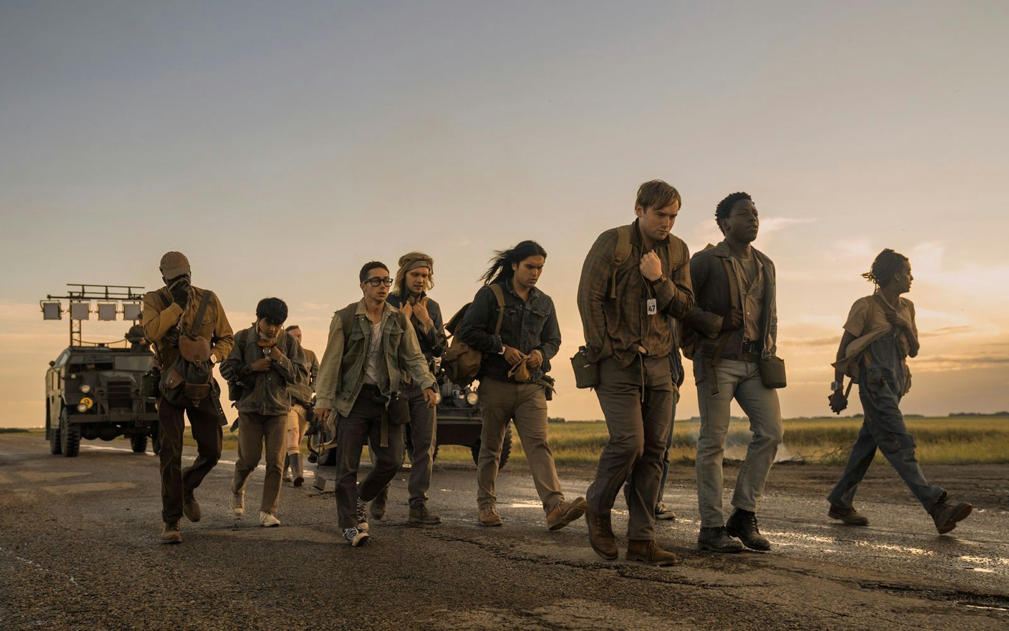 Eskortiert von Soldaten müssen die Teenager in „The Long Walk - Todesmarsch“ laufen, bis sie nicht mehr können. Wer vorzeitig schlapp macht, wird erschossen. (Bild: Murray Close/Lionsgate/Leonine)