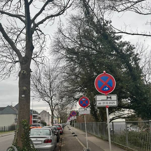 Ein Schilderwald auf dem Geh- und Radweg an der Odenthaler Straße.