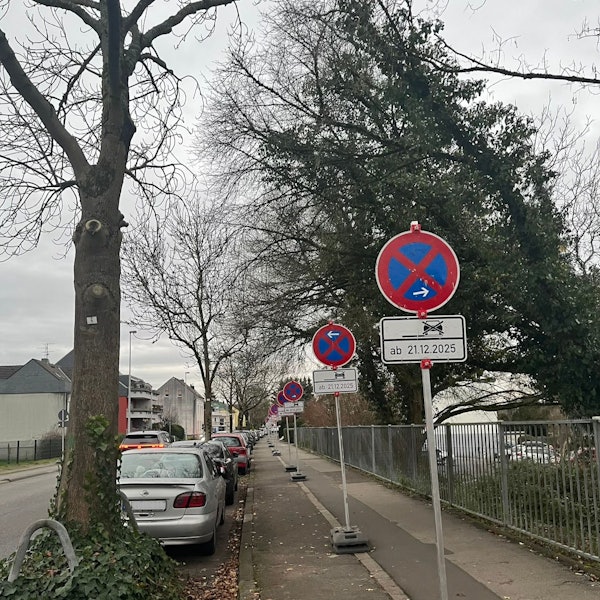 Ein Schilderwald auf dem Geh- und Radweg an der Odenthaler Straße.