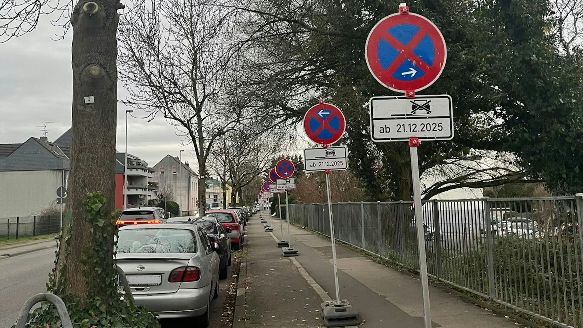 Ein Schilderwald auf dem Geh- und Radweg an der Odenthaler Straße.