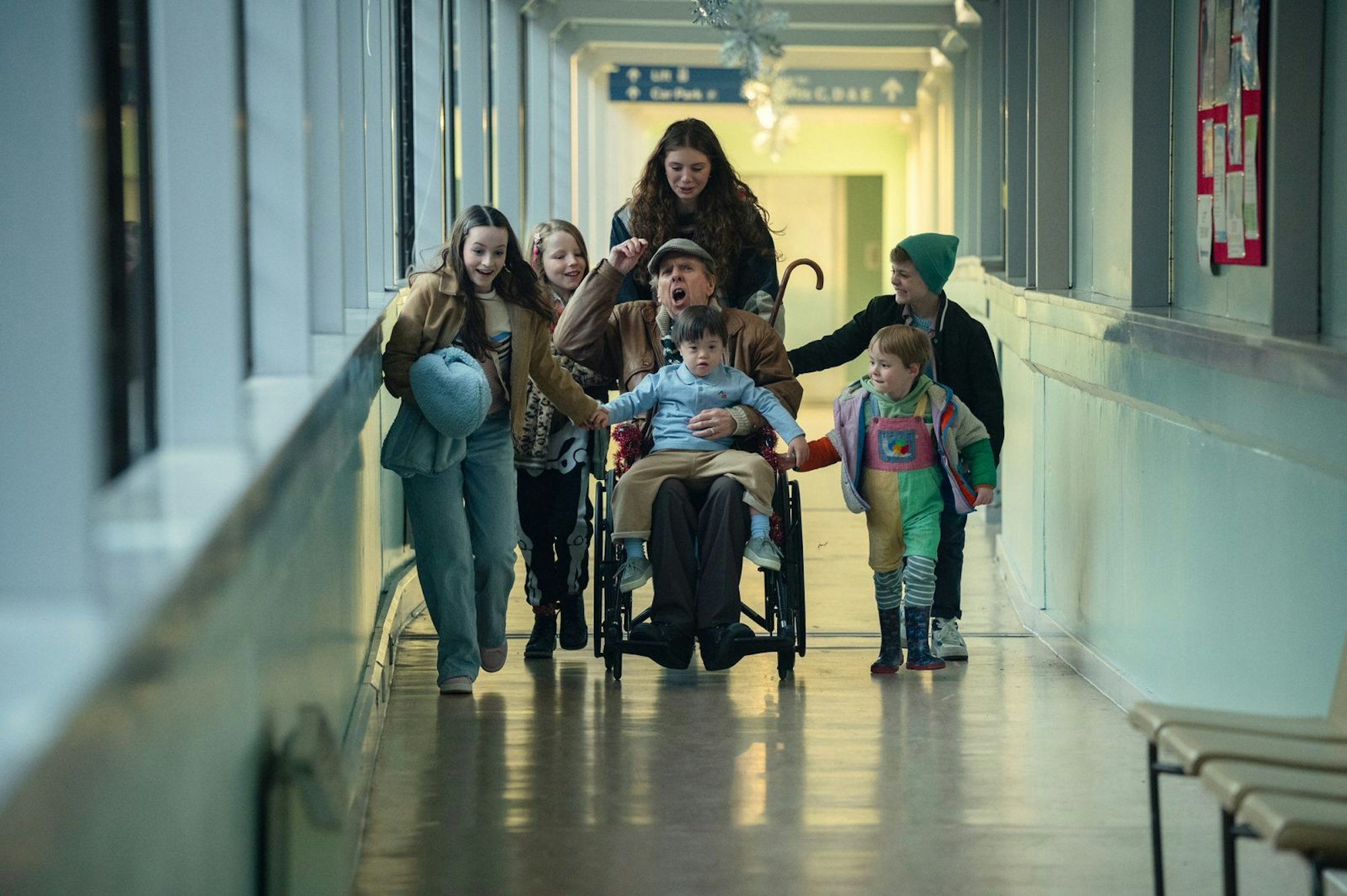 Junes überforderter Ehemann Bernie (Timothy Spall) kommt durch den jugendlichen Übermut seiner Enkelkinder auf andere Gedanken. (Bild: Kimberley French/Netflix)