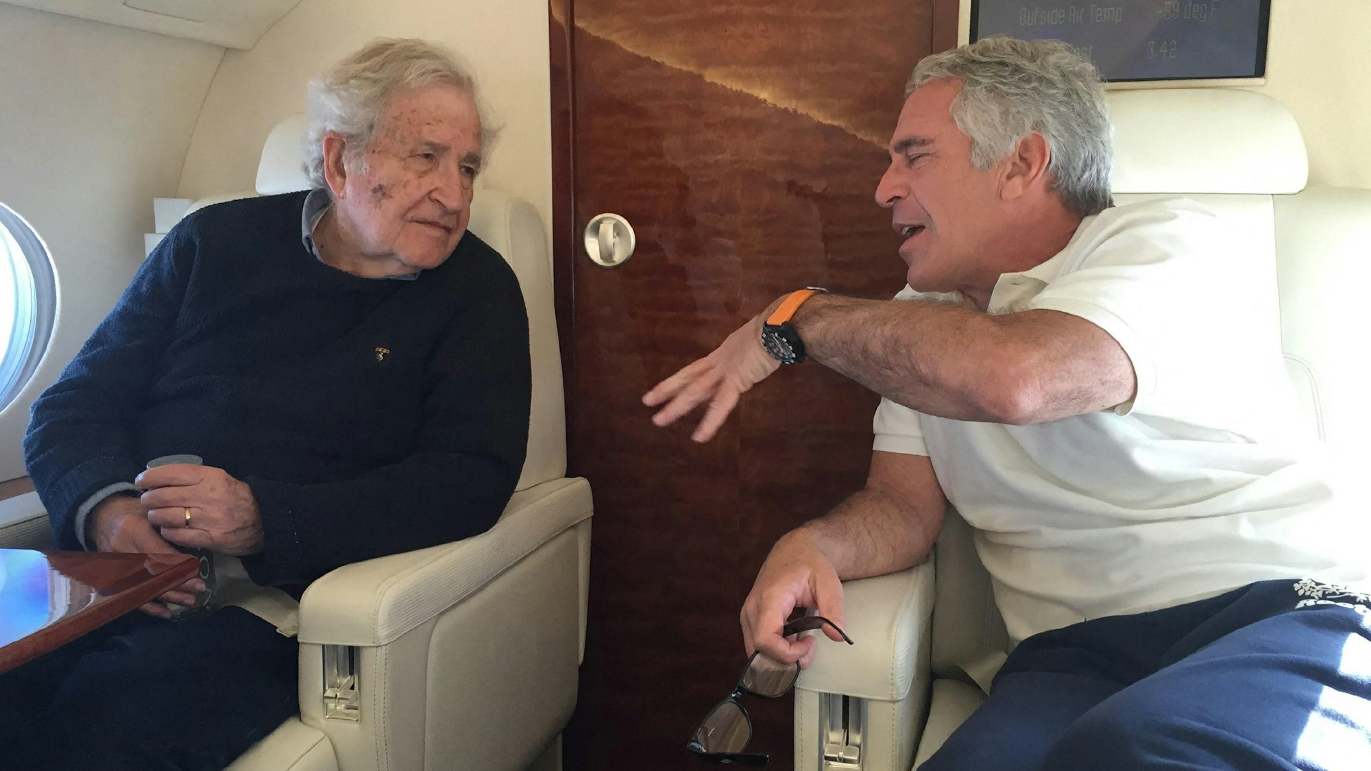 Noam Chomsky ist auf einer Aufnahme im Gespräch mit Jeffrey Epstein zu sehen.