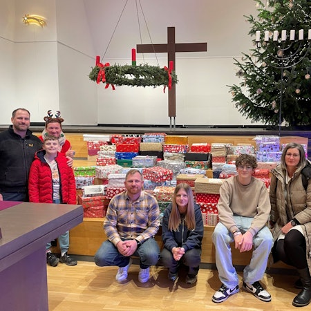 Schülerinnen und Schüler der Montanus-Realschule gaben am Donnerstagabend die Spenden für die Tafel Leverkusen ab.