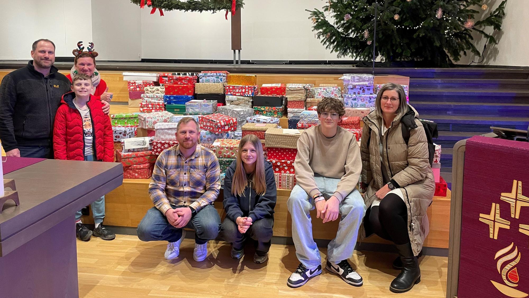 Schülerinnen und Schüler der Montanus-Realschule gaben am Donnerstagabend die Spenden für die Tafel Leverkusen ab.