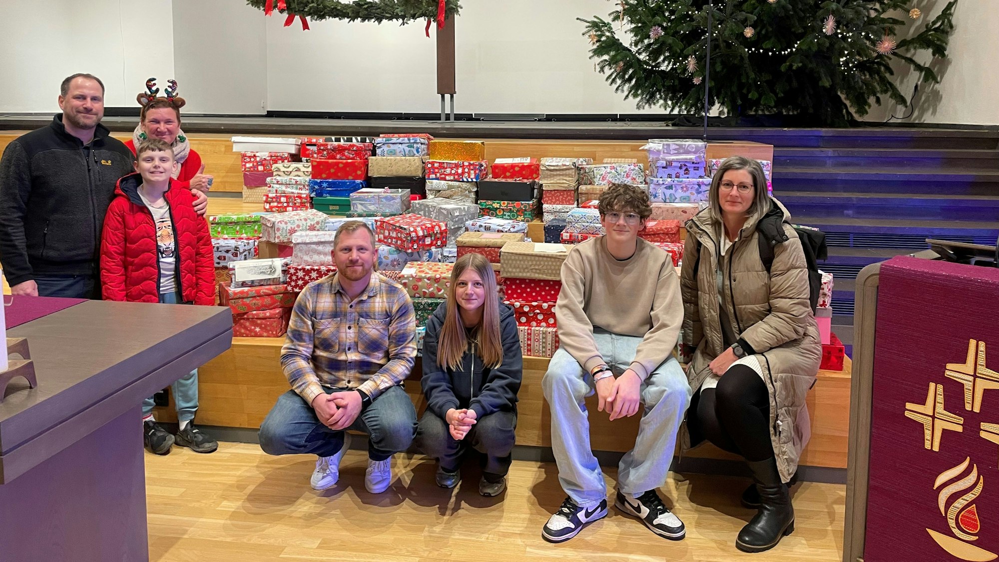 Schülerinnen und Schüler der Montanus-Realschule gaben am Donnerstagabend die Spenden für die Tafel Leverkusen ab.