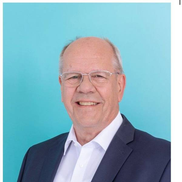 Auf dem Bild ist das Portrait eines Mannes zu sehen.