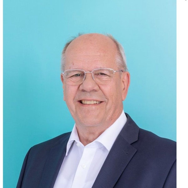 Auf dem Bild ist das Portrait eines Mannes zu sehen.