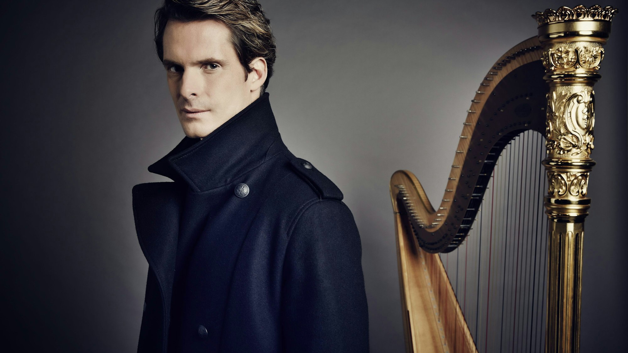 Xavier de Maistre posiert neben einer Harfe.