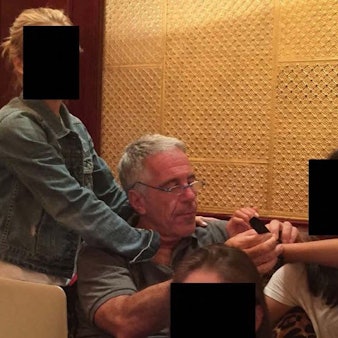 Ein von den US-Demokraten veröffentlichtes Foto aus dem Nachlass von Jeffrey Epstein zeigt den Sexualstraftäter mit mehreren Frauen.