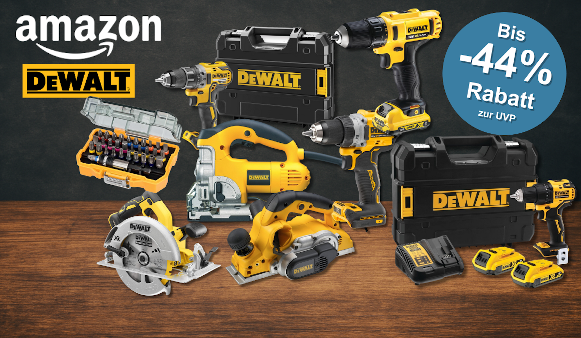 Verschiedene DeWalt Werkzeuge vor einem holzigen Hintergrund