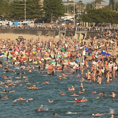 Surfer gedenken am Bondi Beach der Terroropfer.