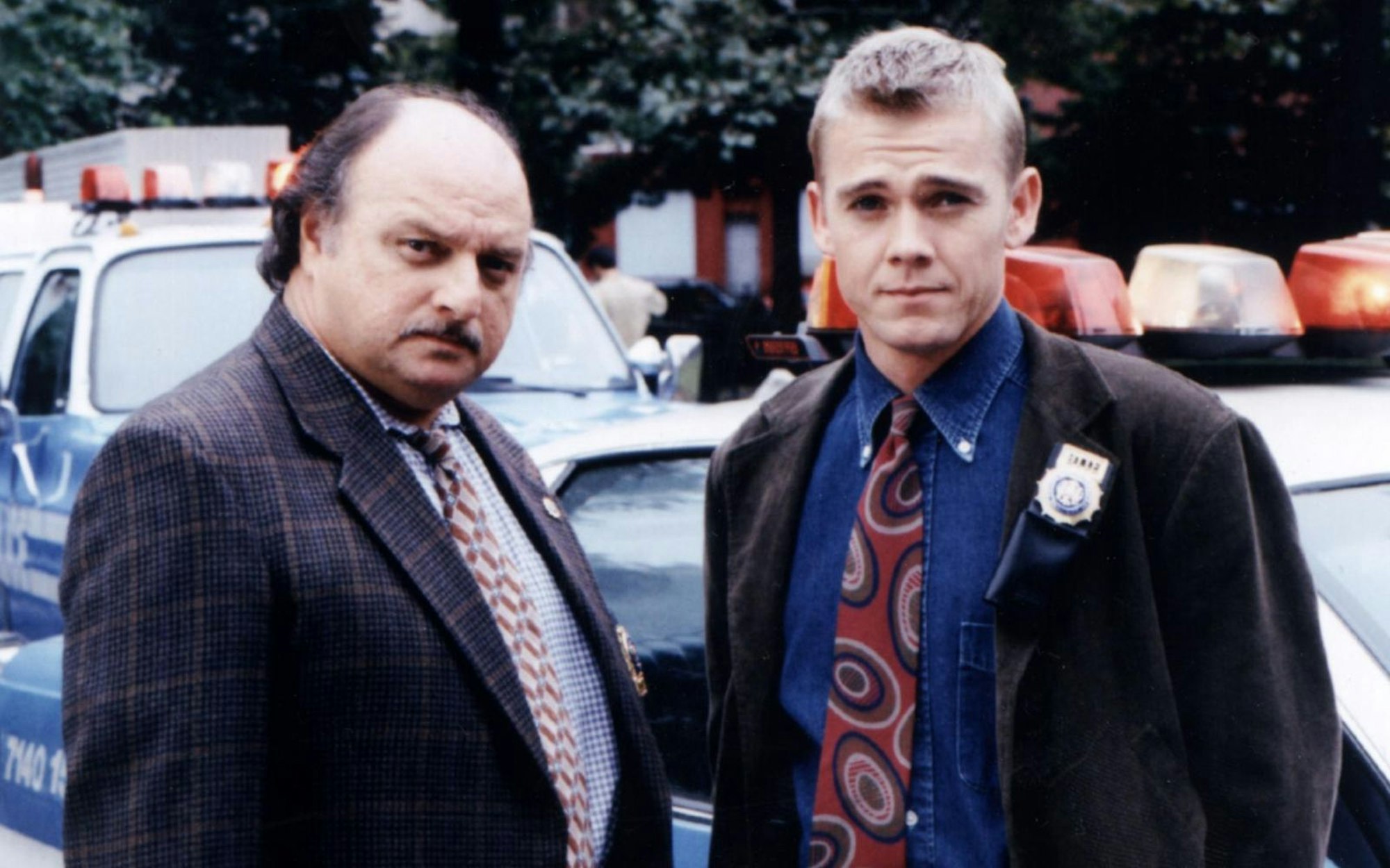 Seine größte Serienrolle: Von 1998 bis 2001 war Ricky Schroder (rechts, mit Dennis Franz) Teil des Casts der Polizeiserie „NYPD Blue“. (Bild: ABC / Getty Images)