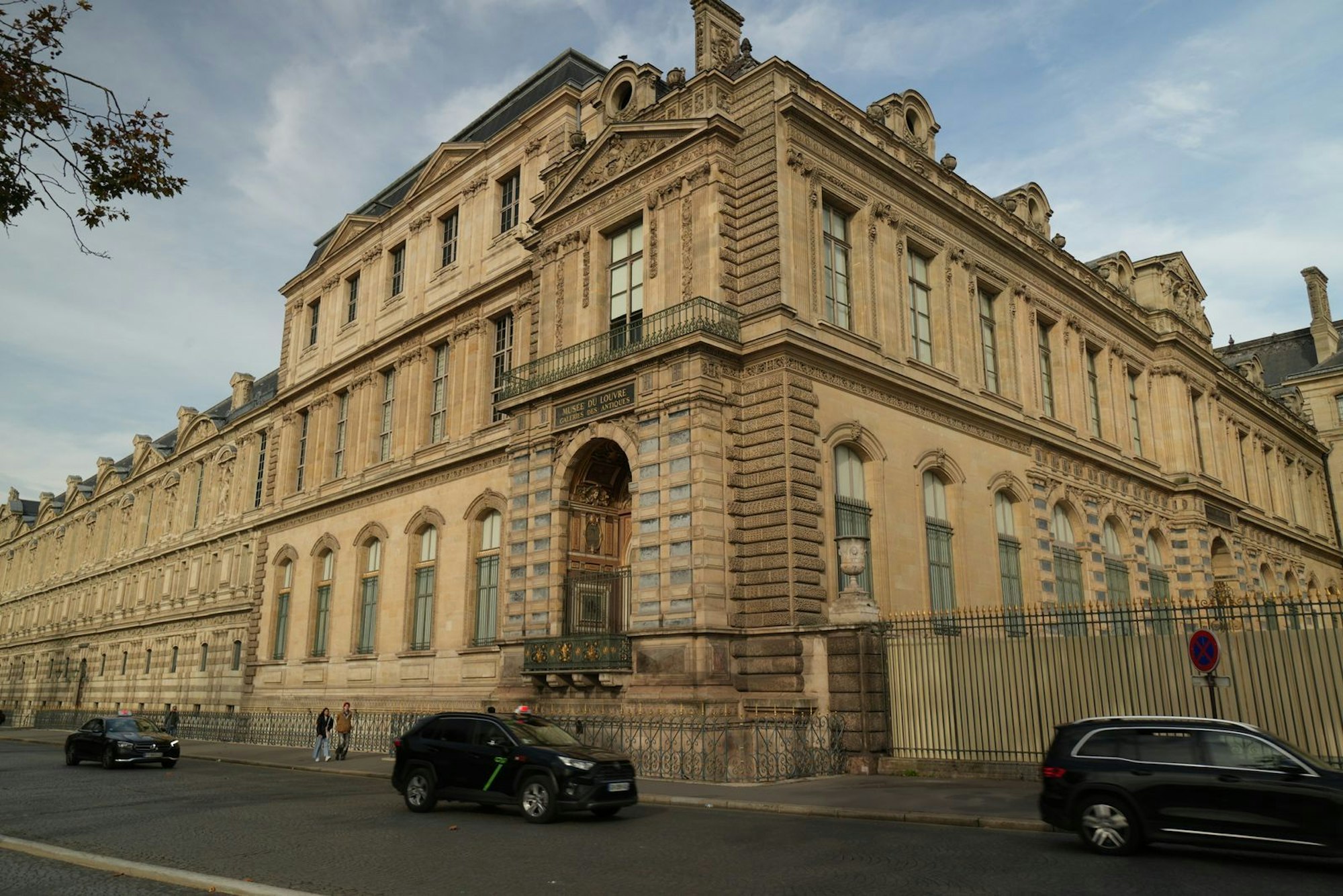 An dieser Straßenecke verschafften sich die Räuber samt LKW mit Möbelaufzug Zugang zur Apollo-Gallerie. (Bild: Warner Bros Discovery)