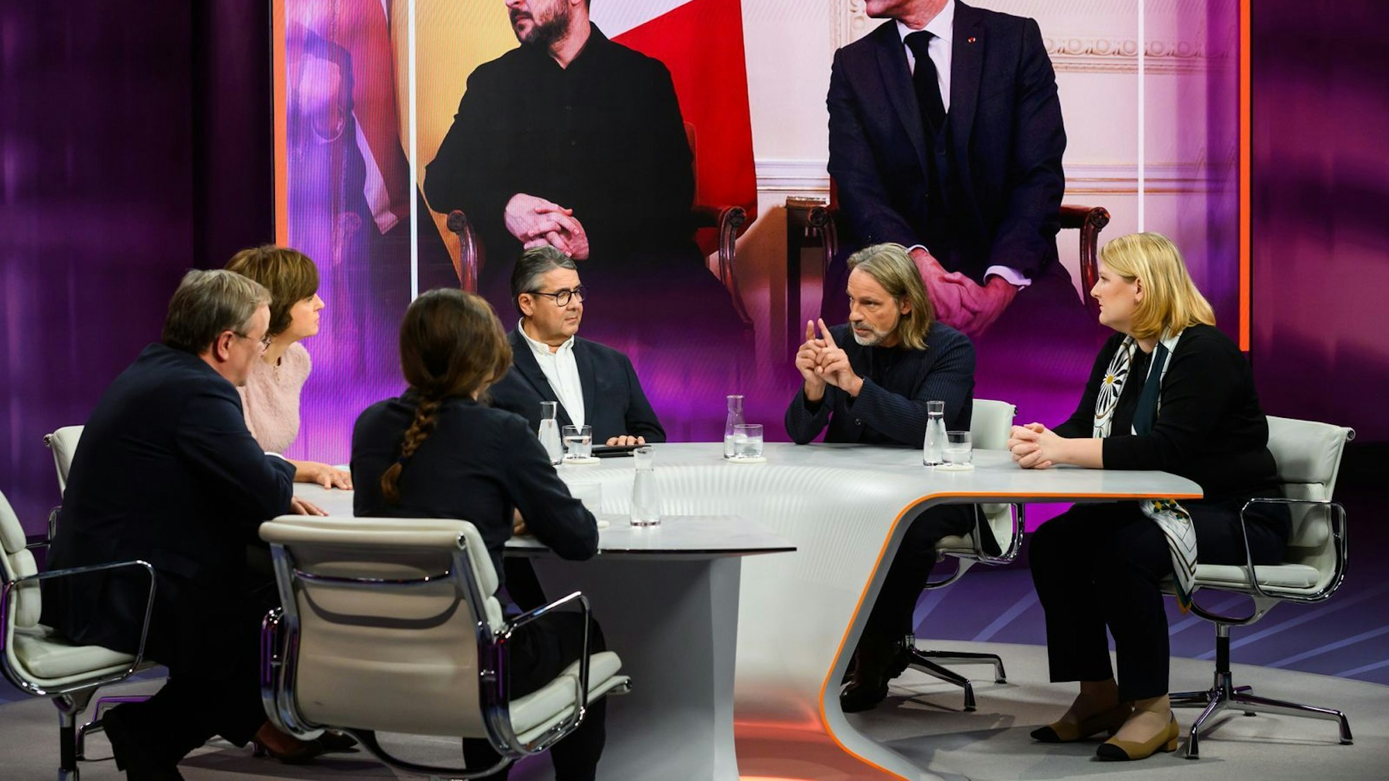 „Wenn das heute scheitert, ja, dann braucht Putin gar nichts mehr machen“, warnte Armin Laschet noch - doch die Staats- und Regierungschefs der EU einigten sich auf weitere Finanzhilfen in Milliardenhöhe. (Bild: ZDF/Jule Roehr )