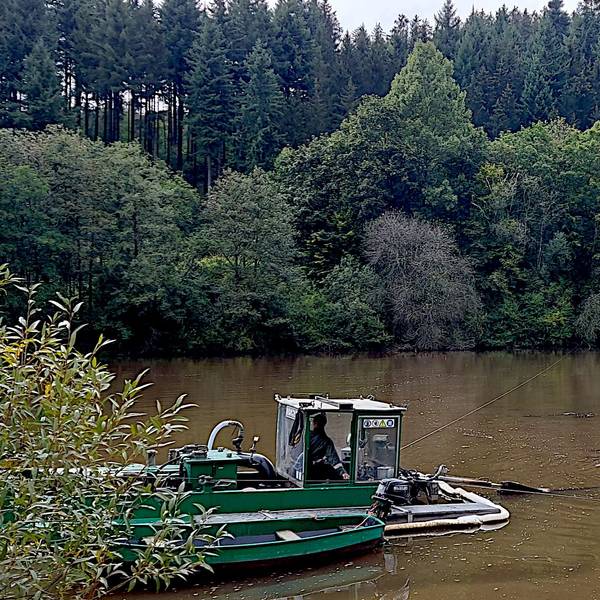 Ein Schwimmbagger ist im Vorstau des Kronenburger Sees im Einsatz. Er entfernt die Sedimente