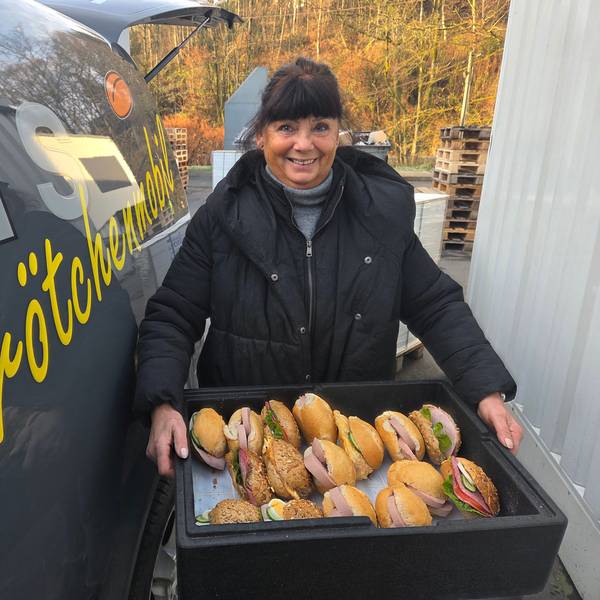 Seit dem Jahr 2004 ist Uta Wirths (72) aus Waldbröl mit „Uta's Brötchenmobil“ unterwegs und beliefert Firmen in der Stadt Waldbröl und seltener auch in der Gemeinde Morsbach mit Frühstück.