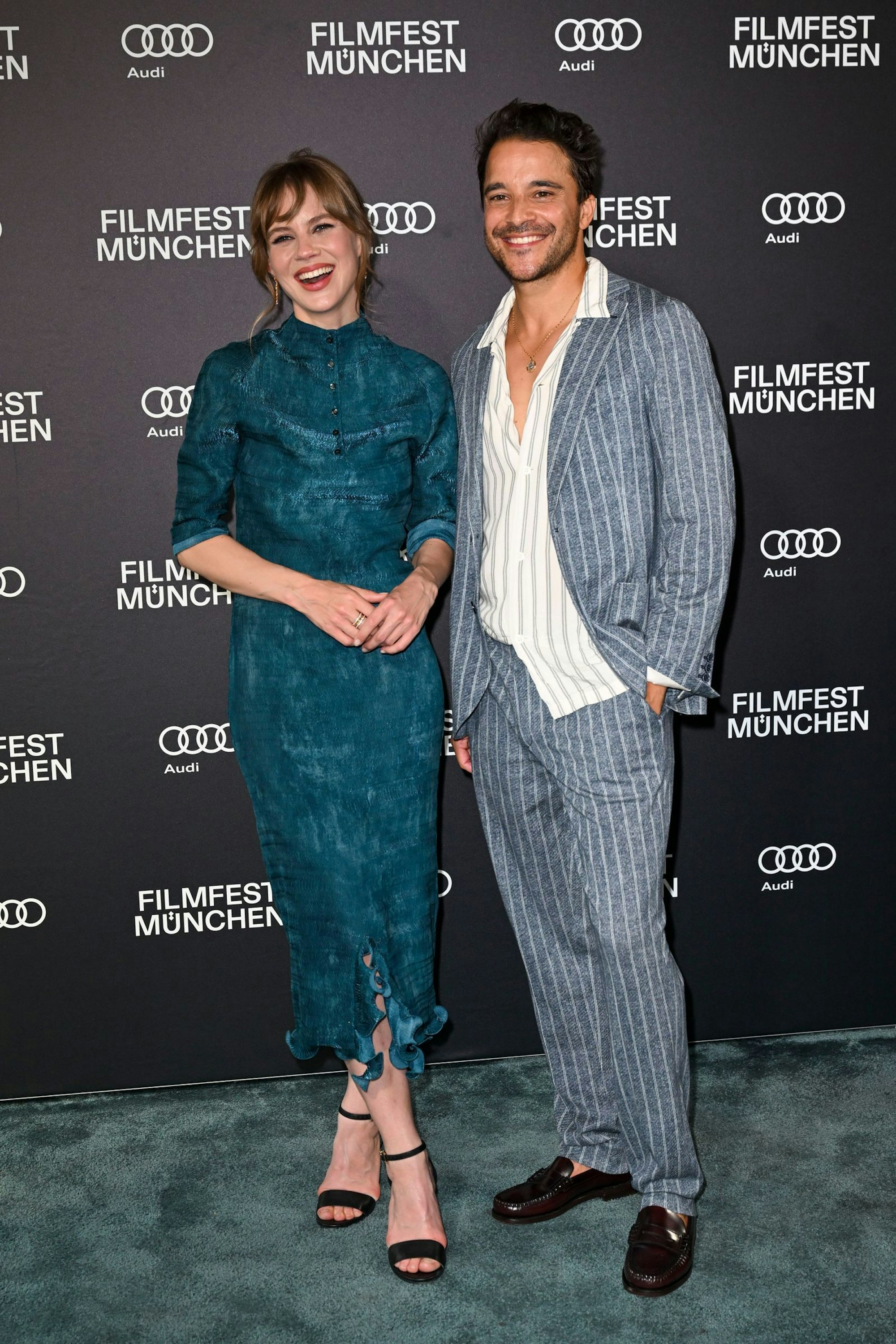 Alicia von Rittberg verkörpert in der Amazon Serie „Miss Sophie“ die junge Sophie. Kostja Ullmann schlüpft in die Rolle des Butlers James. (Bild: 2025 Getty Images/Hannes Magerstaedt)