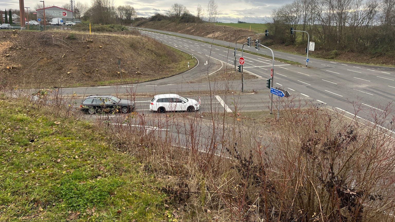 Am Ausbauende der A 560 sind die Gehölzarbeiten jetzt abgeschlossen. Der geplante, große Umbau soll im Frühjahr 2026 beginnen.