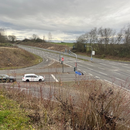 Am Ausbauende der A 560 sind die Gehölzarbeiten jetzt abgeschlossen. Der geplante, große Umbau soll im Frühjahr 2026 beginnen.