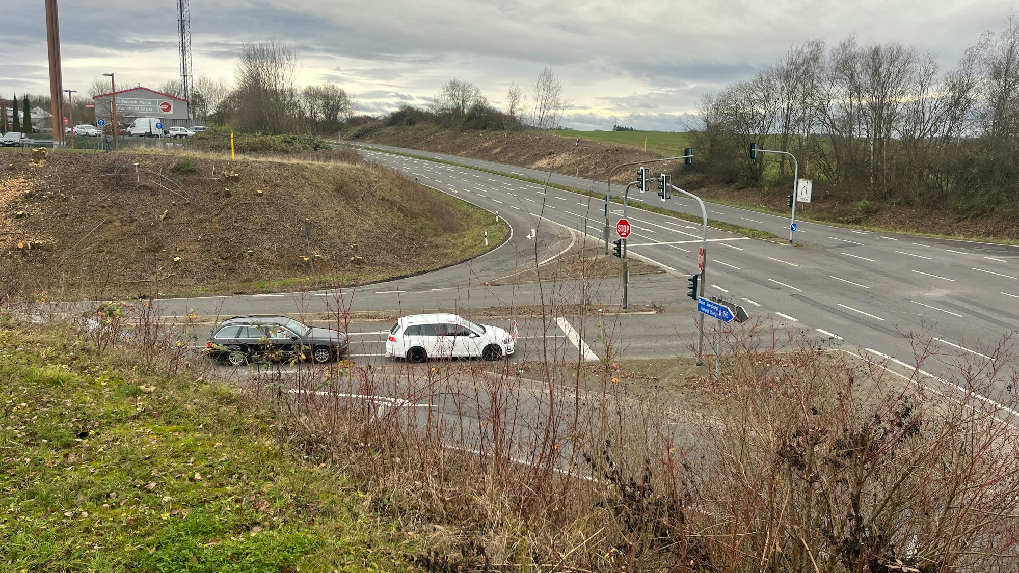 Am Ausbauende der A 560 sind die Gehölzarbeiten jetzt abgeschlossen. Der geplante, große Umbau soll im Frühjahr 2026 beginnen.