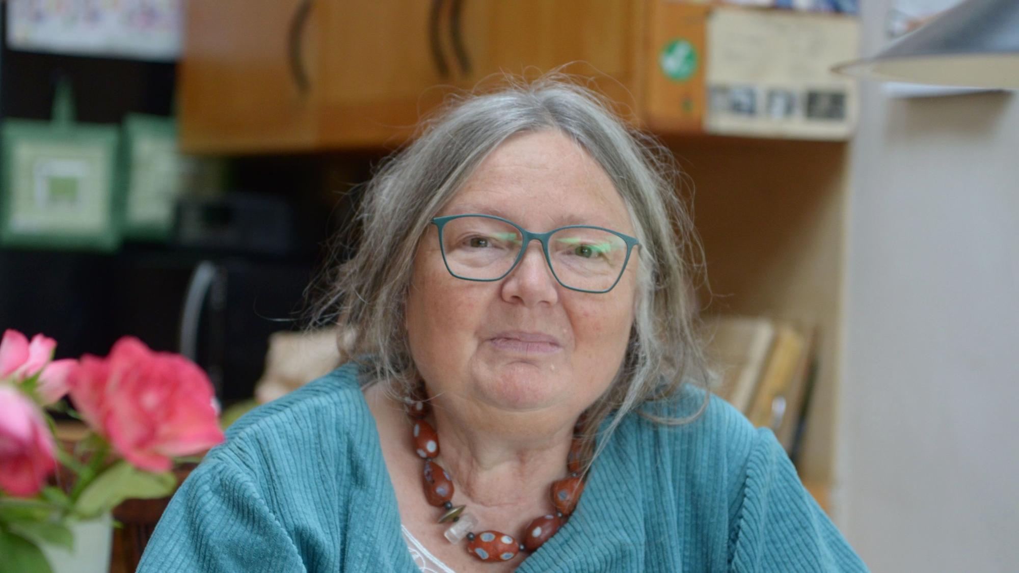 Ein Porträt von Dorothee Kroll.