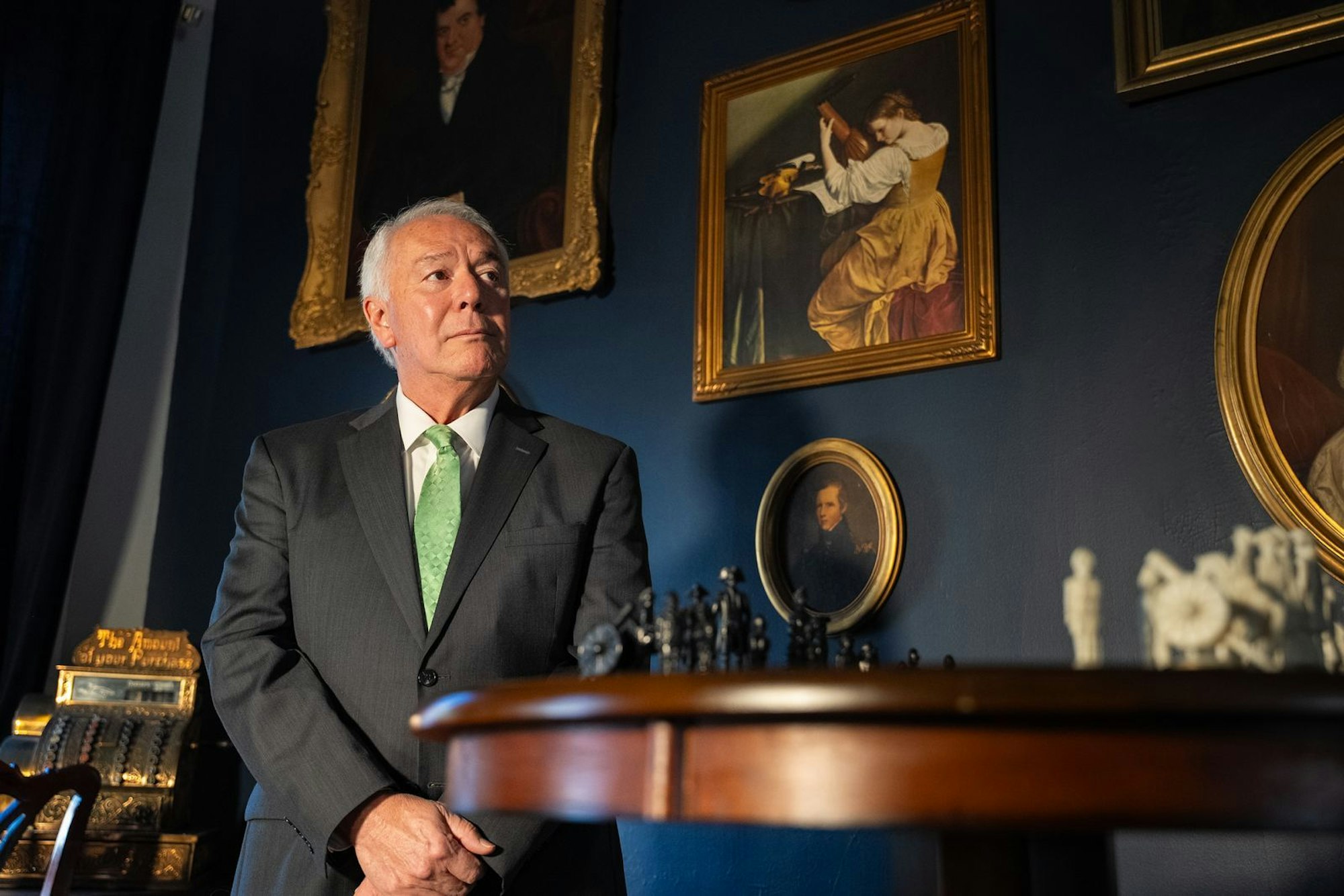 „Man spielt alle gegeneinander aus und sieht, wer als erstes kooperiert“, hofft FBI-Mann Robert Wittmann hinsichtlich der festgenommenen Tatverdächtigen. (Bild: Warner Bros Discovery)